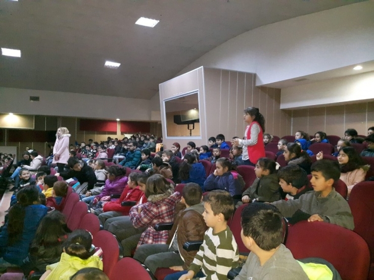 Öğrencilere ‘Yeterli Ve Dengeli Beslenme’ Konulu Seminer Düzenlendi