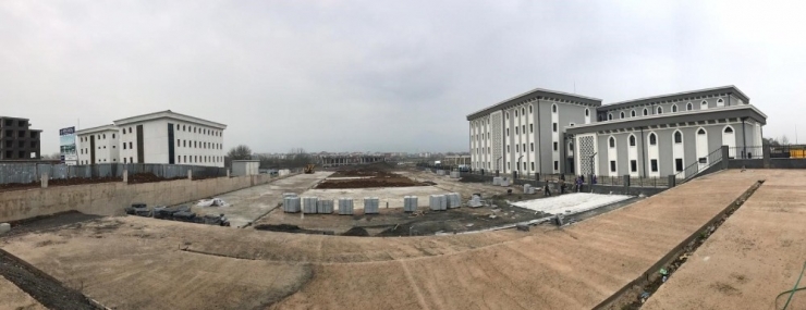 Kartepe Kent Meydanı’nda Çalışmalar Sürüyor