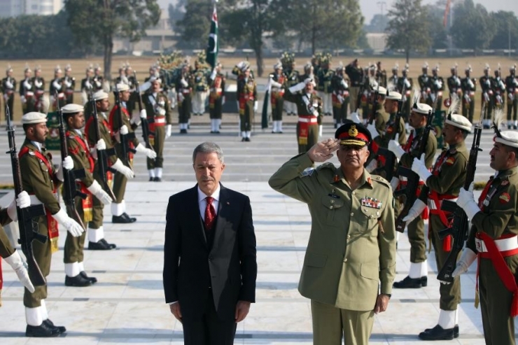 Bakan Akar Pakistan’da