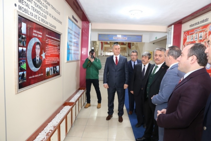 Vali Yazıcı Burhaniyeli Öğrencilerle Kitap Okudu