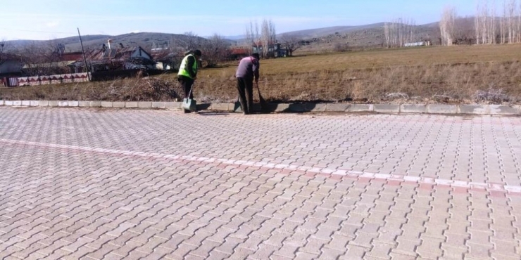 Şuhut Belediye Ekiplerinden Çevre Düzenleme Ve Temizleme Çalışmaları
