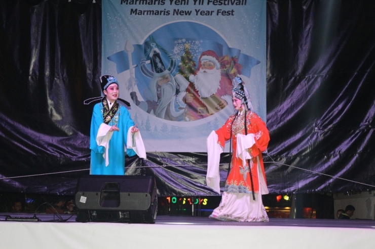 Çinli Gösteri Grubu Marmarislileri Kendine Hayran Bıraktı