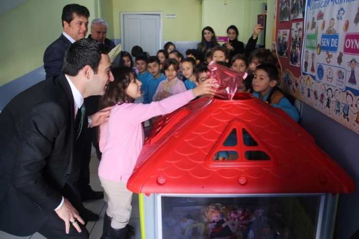 Oyuncaklar İhtiyaç Sahipleri İçin Kumbarada