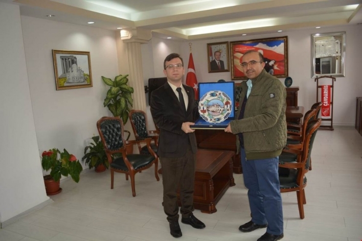 İspanya Gezisine Katılan Muhtardan Kaymakam Berber’e Anlamlı Hediye