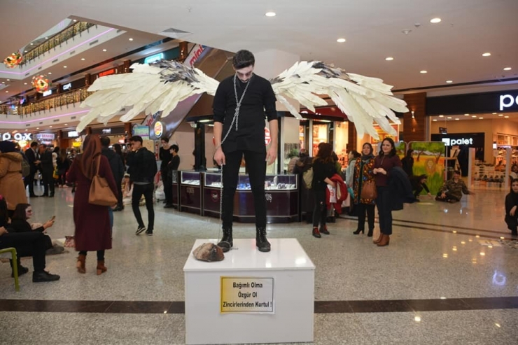 Kırıkkale’de ’Canlı Heykel’ Gösterisi İzleyicileri Şaşırttı