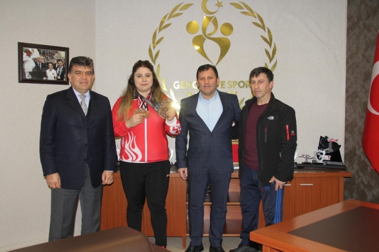 Melike Günal 3 Madalyayla Döndü