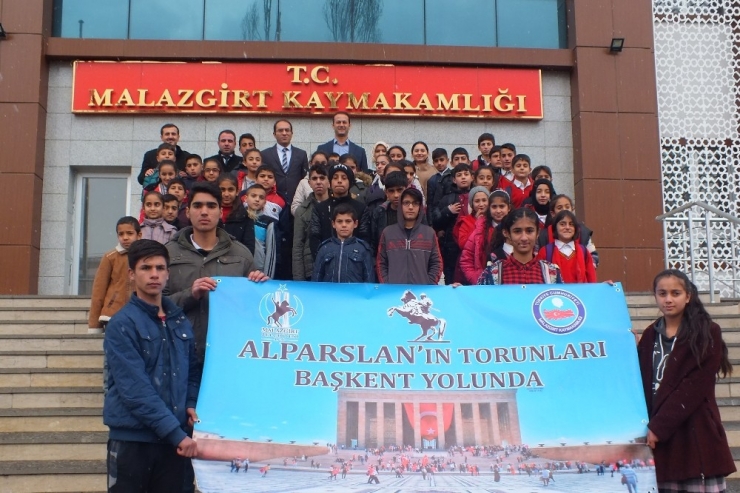 Malazgirtli 80 Öğrenci Ankara’ya Uğurlandı