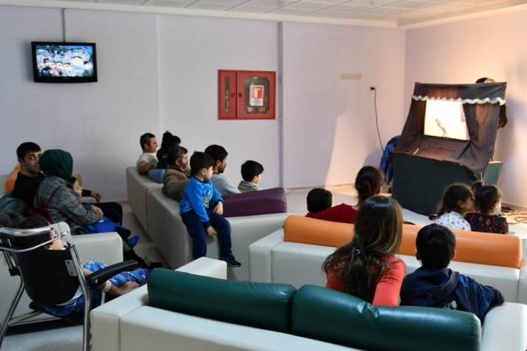 Çocuklar, Hacivat Ve Karagöz Oyunu İle Moral Buldu