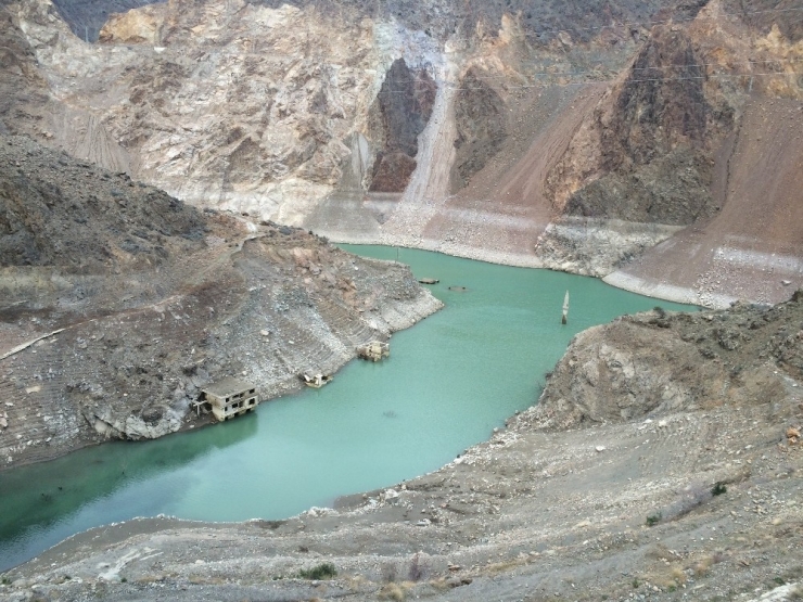 Deriner Barajı’nda Su Seviyesi Düştü, Bir Köy Ve Cami Minaresi Ortaya Çıktı