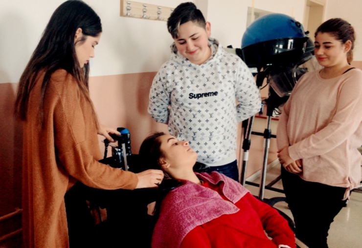 Bakıma Muhtaç Yaşlı Ve Hastaların Saç Bakımını Öğrenciler Yapacak