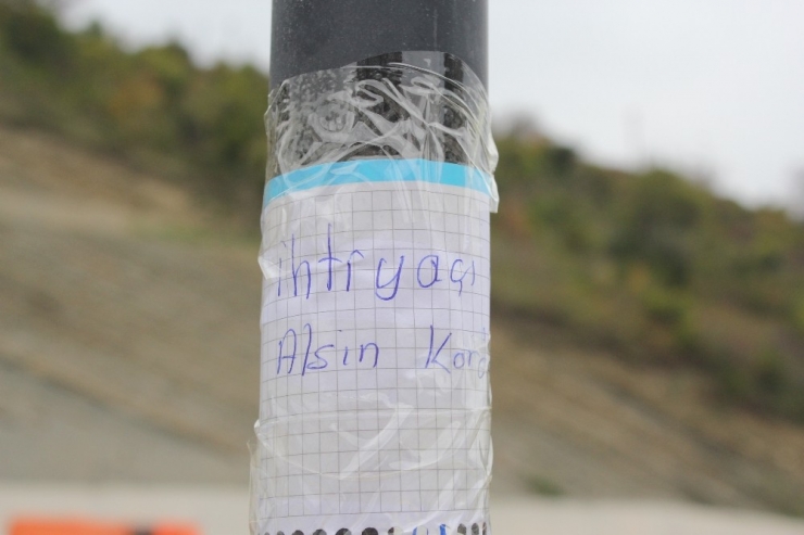 Hayırsever, Bisikletiyle Geldiği Korkuluklara Giysileri Asıp Kayboldu