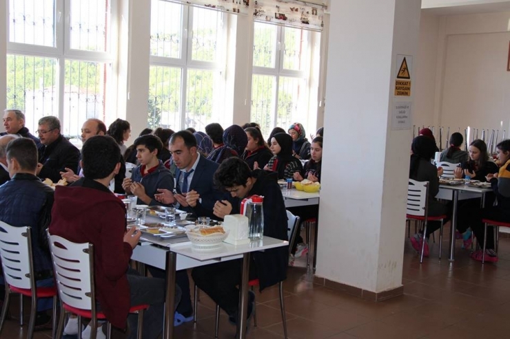 Kaymakam Göktaş Öğrencilerle Yemekte Buluştu