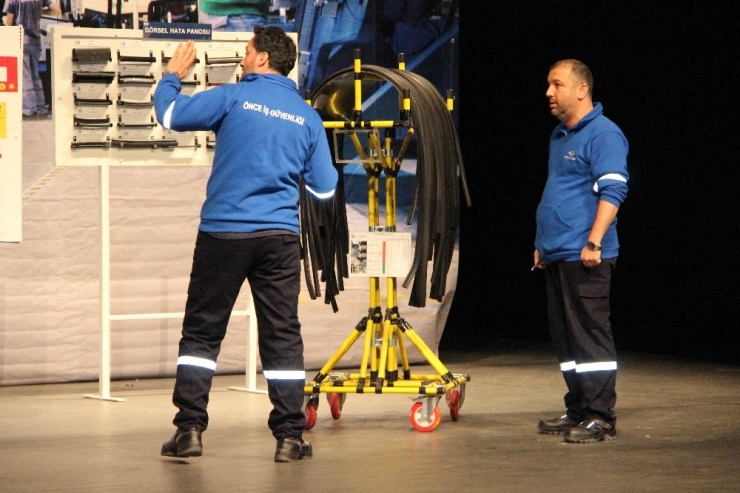 İşçiler Yazdı, Yönetti, Hem De Oynadı