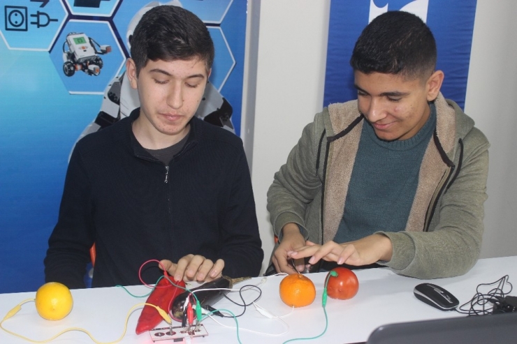 Öğrenciler İçi Dolu Su Bardağı Ve Meyvelerle Piyano Çalıyor