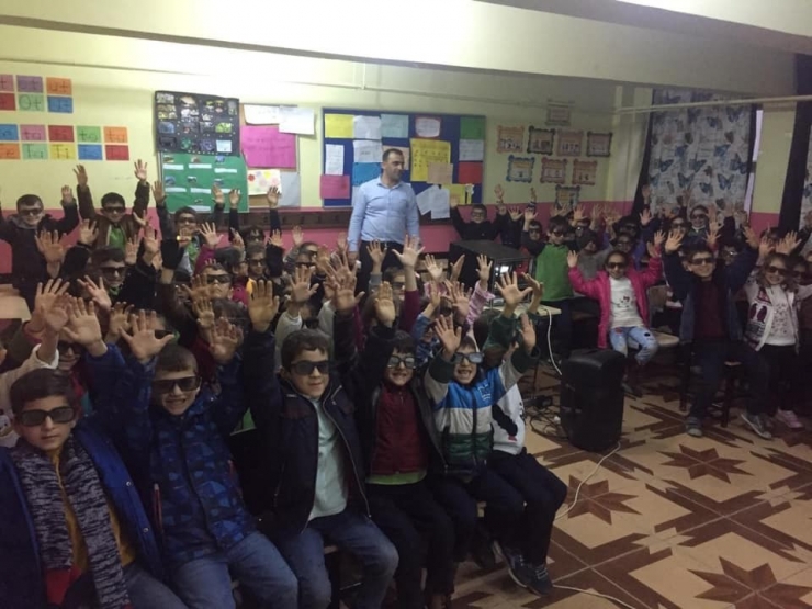 Öğrencilerin 3 Boyutlu Film Heyecanı