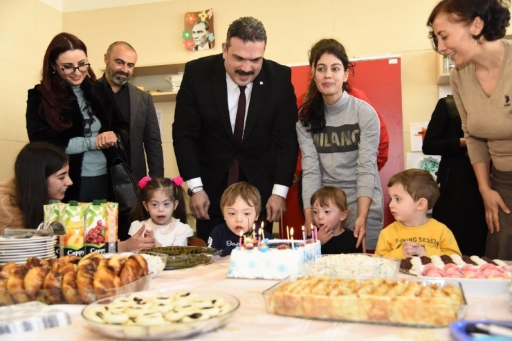 Rektör Çomaklı, Engelli Öğrenciyi Doğum Gününde Yalnız Bırakmadı