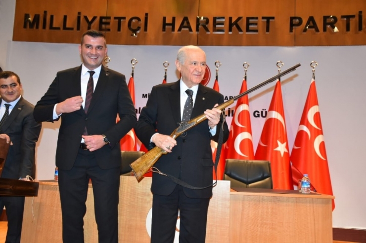 Mhp Aydın Teşkilatlarından Bahceli’ye Efelerin Kullandığı Çifte Dolma Tüfek Hediye Edildi
