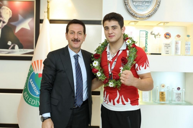 Şampiyon Boksçular Samsun’a Madalyayla Döndü