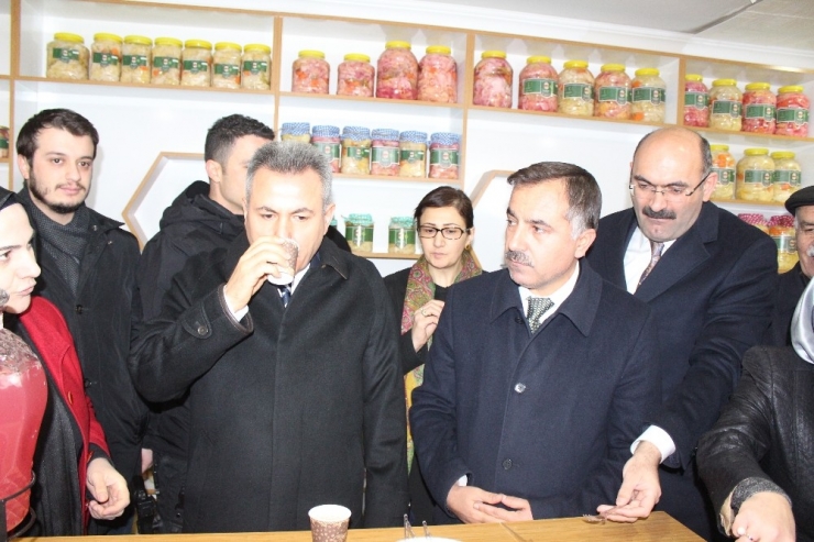 Kadınların Ürettiği Organik Turşular Satışa Sunuldu