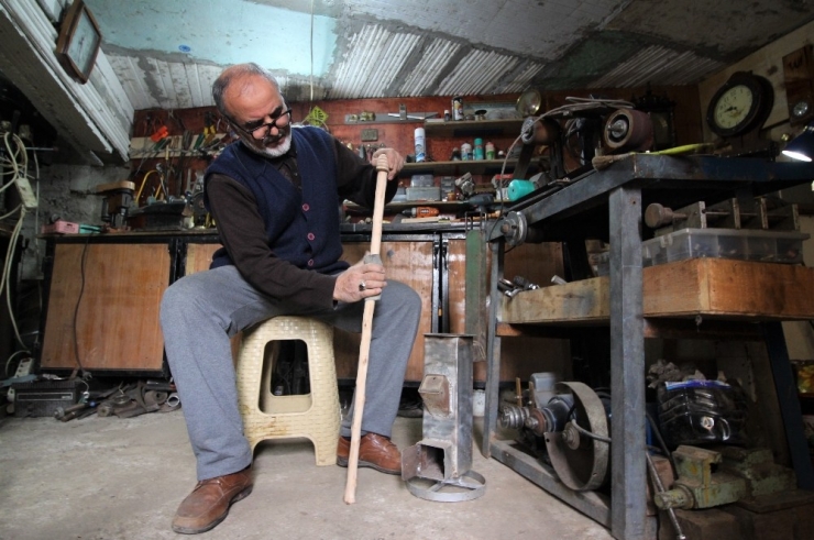 Bu Atölyeye Hurda Olarak Giren Parçalar Kullanışlı Eşyalara Dönüşüyor