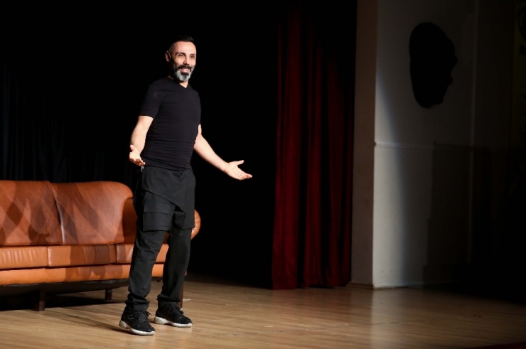 Umut Oğuz, “Mıknatıs”la Buca’yı Kahkahaya Boğdu