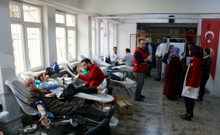 Velilerden Kızılay’a Anlamlı Bağış