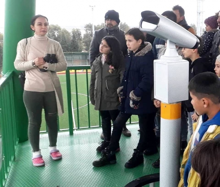 Çocuklar Kuşları Gözlemledi