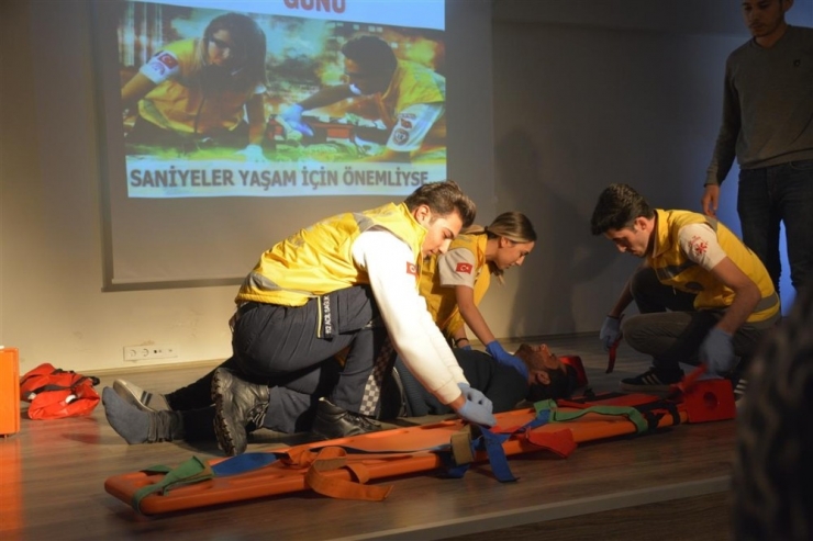 Üniversite Öğrencilerine İlk Yardım Eğitimini