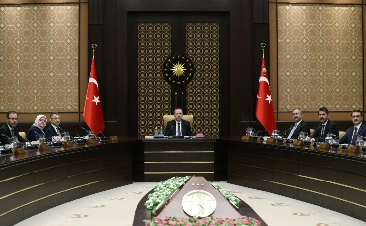 Kabine Toplantısı, Cumhurbaşkanı Recep Tayyip Erdoğan Başkanlığında Başladı. Cumhurbaşkanlığı Külliyesi’ndeki Toplantı, Saat 16.20’de Başladı.