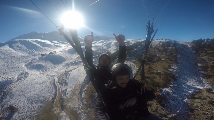 Karlı Dağlardan Havalanıp Gökyüzüyle Buluştular