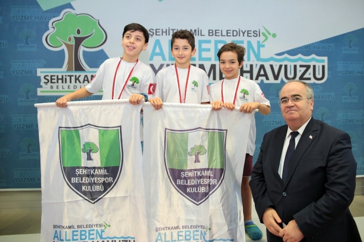 Geleneksel Yüzme Yarışlarında Yüzlerce Sporcu Mücadele Etti