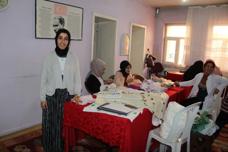 Solhan’da Kadınlar El Emekleriyle Ekonomik Kazanç Elde Ediyor