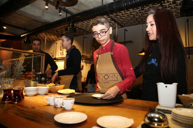 Otistik Çocuklar Garsonluk Yaparak Sosyalleşiyor