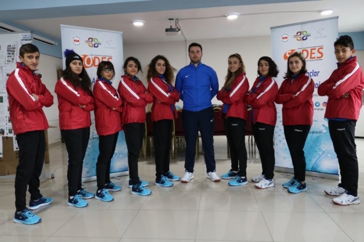 Şampiyonaya Hazırlanan Sporculara Malzeme Desteği