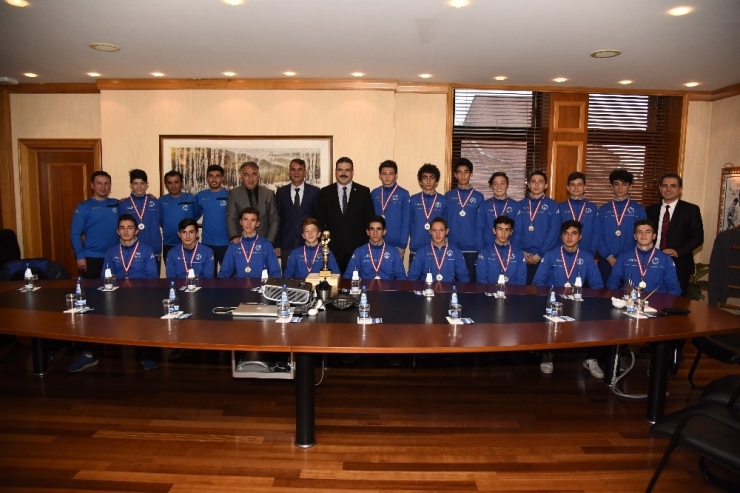 Şampiyon Takımdan Rektör Prof. Dr. Çomaklı’ya Ziyaret