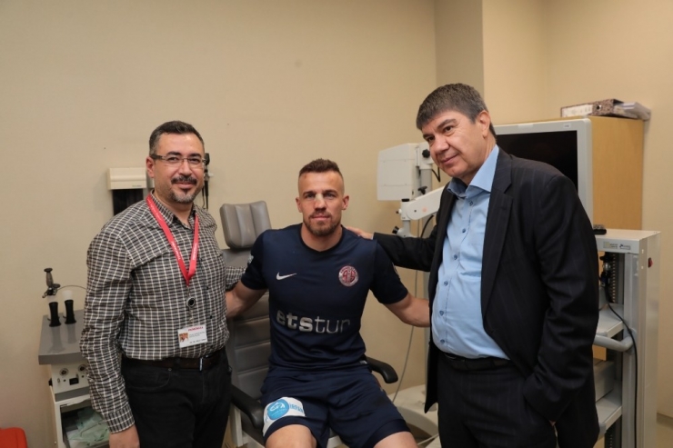 Antalyasporlu Chico’nun Burnu Kırıldı