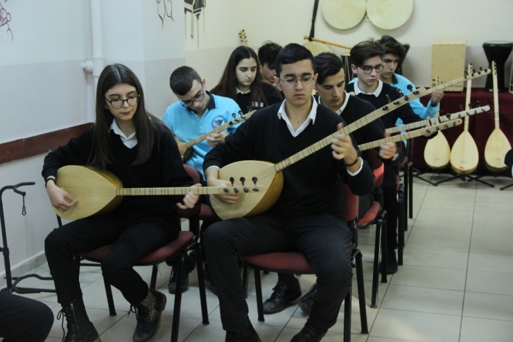 Sivas’ta Geleceğin Ozanları Bağlama Sınıfında Yetişecek
