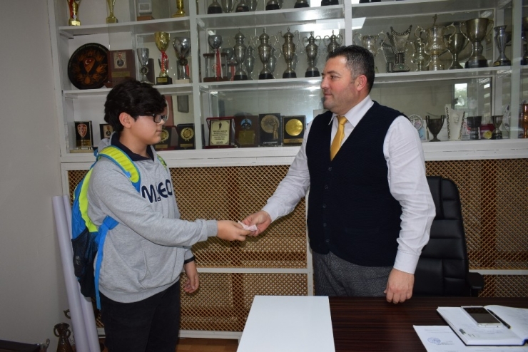 Ortaokul Öğrencisi Bulduğu Parayı Teslim Etti