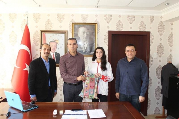 Başarılı Sporcu Ödüllendirildi