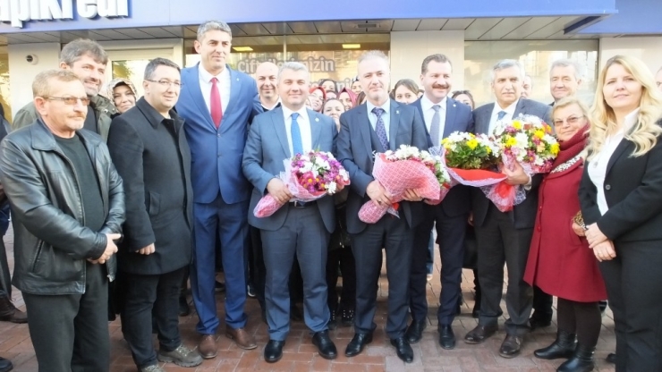 Burhaniye’de Çeklerle Karşılandılar