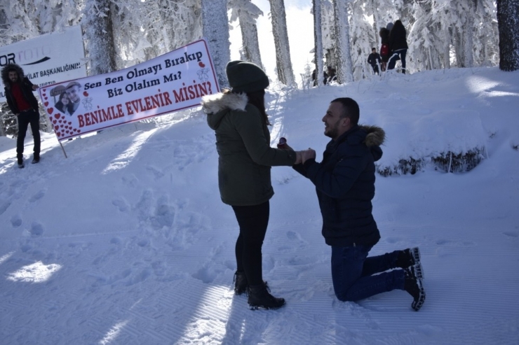 Uzman Çavuş’tan Kar Altında Evlilik Teklifi