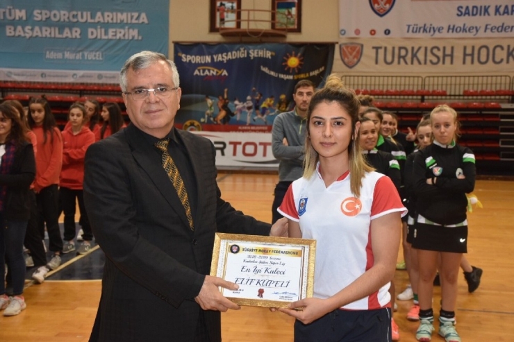 En İyi Kaleci Elif Küpeli Seçildi