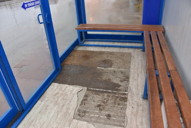 Şehir Magandaları Klimalı Duraklara Da Saldırdı