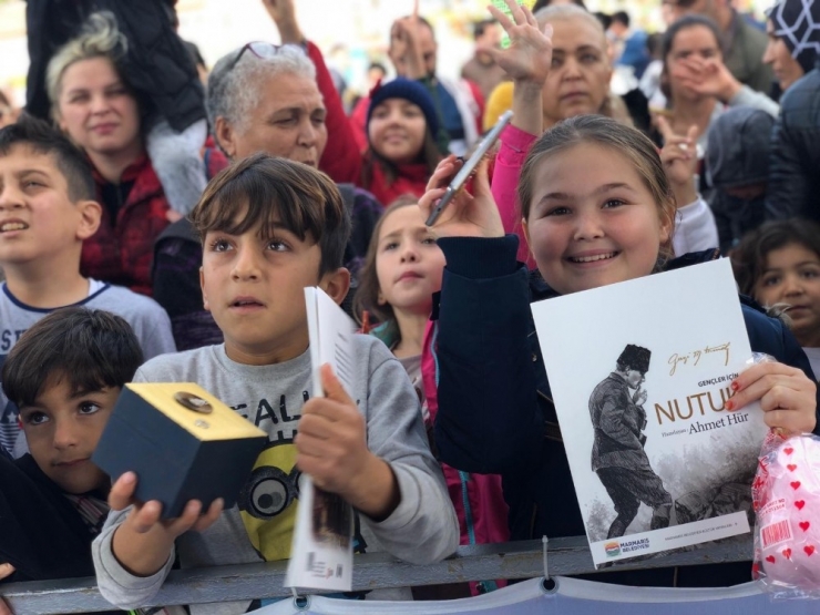Marmaris’te Çocuklara Nutuk Hediye Edildi