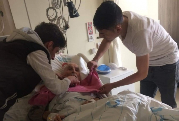 Mesleki Eğitim Merkezi Öğrencilerinden Hastanede Yatan Yaşlılara ’Bakım Hizmeti’