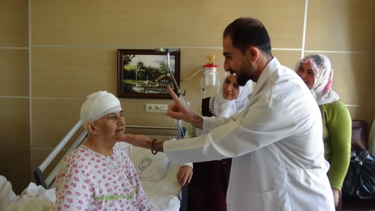 93 Yaşındaki Hastanın Kafatasından Limon Büyüklüğünde Kitle Çıkarıldı