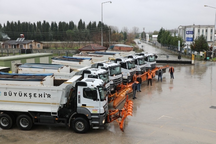 Büyükşehir Ekipleri Karla Mücadeleye Hazır