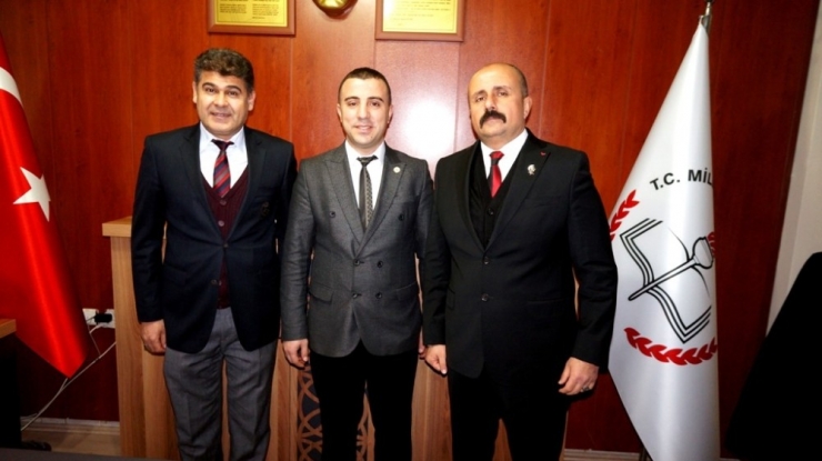 Bir Değil 200 Öğrenciyi Giydirdi