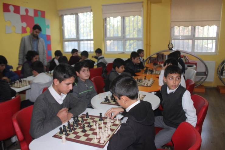 Siverek’te Ortaokul Öğrencileri Arasında Satranç Turnuvası Başladı
