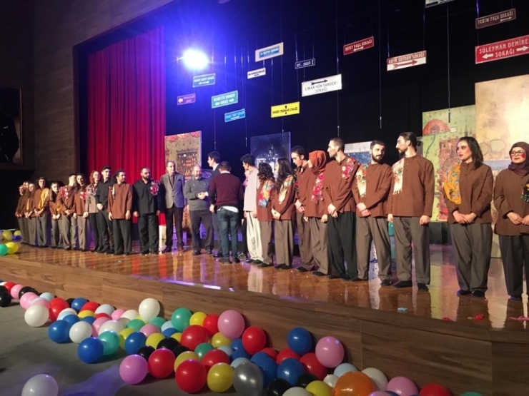 Tiyatro Kulübü “Gözlerimi Kaparım Vazifemi Yaparım” Oyununu Sahneledi